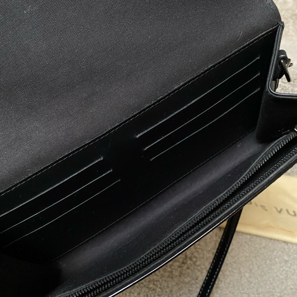 HOLD. Louis Vuitton vernis clutch with strap - Picture 12 of 12